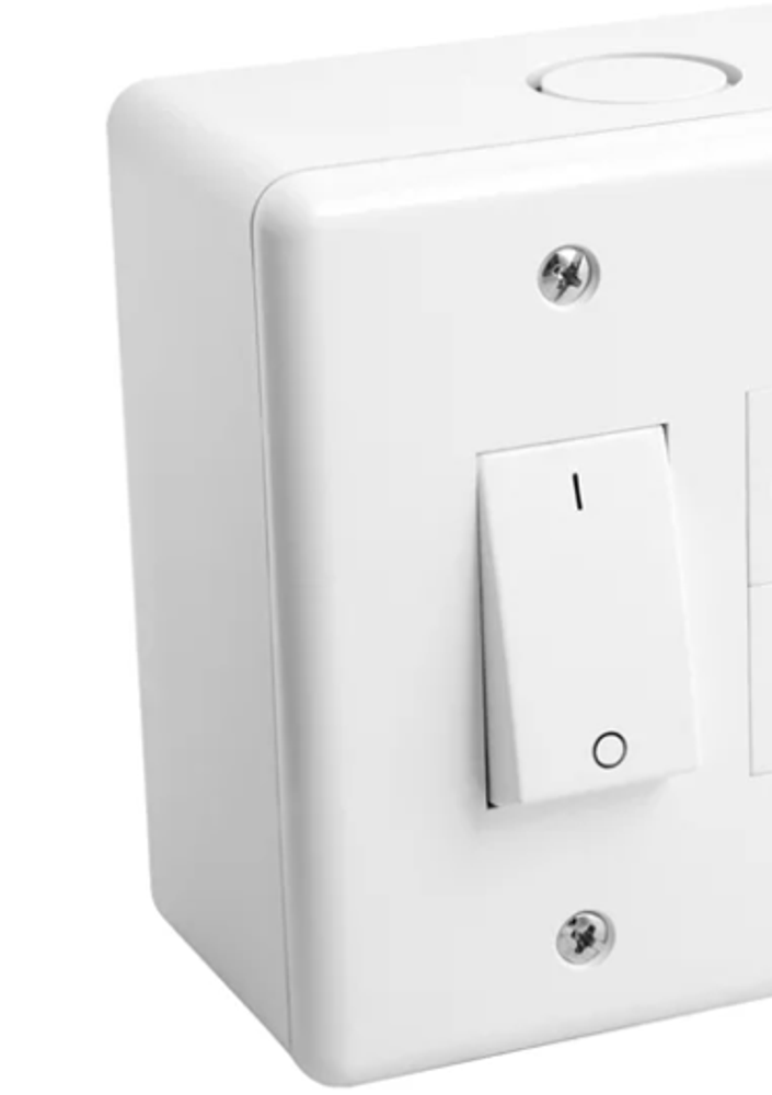 Caixa Versátil I Interruptor Bipolar Simples 20A 220V e Tomada 2P+